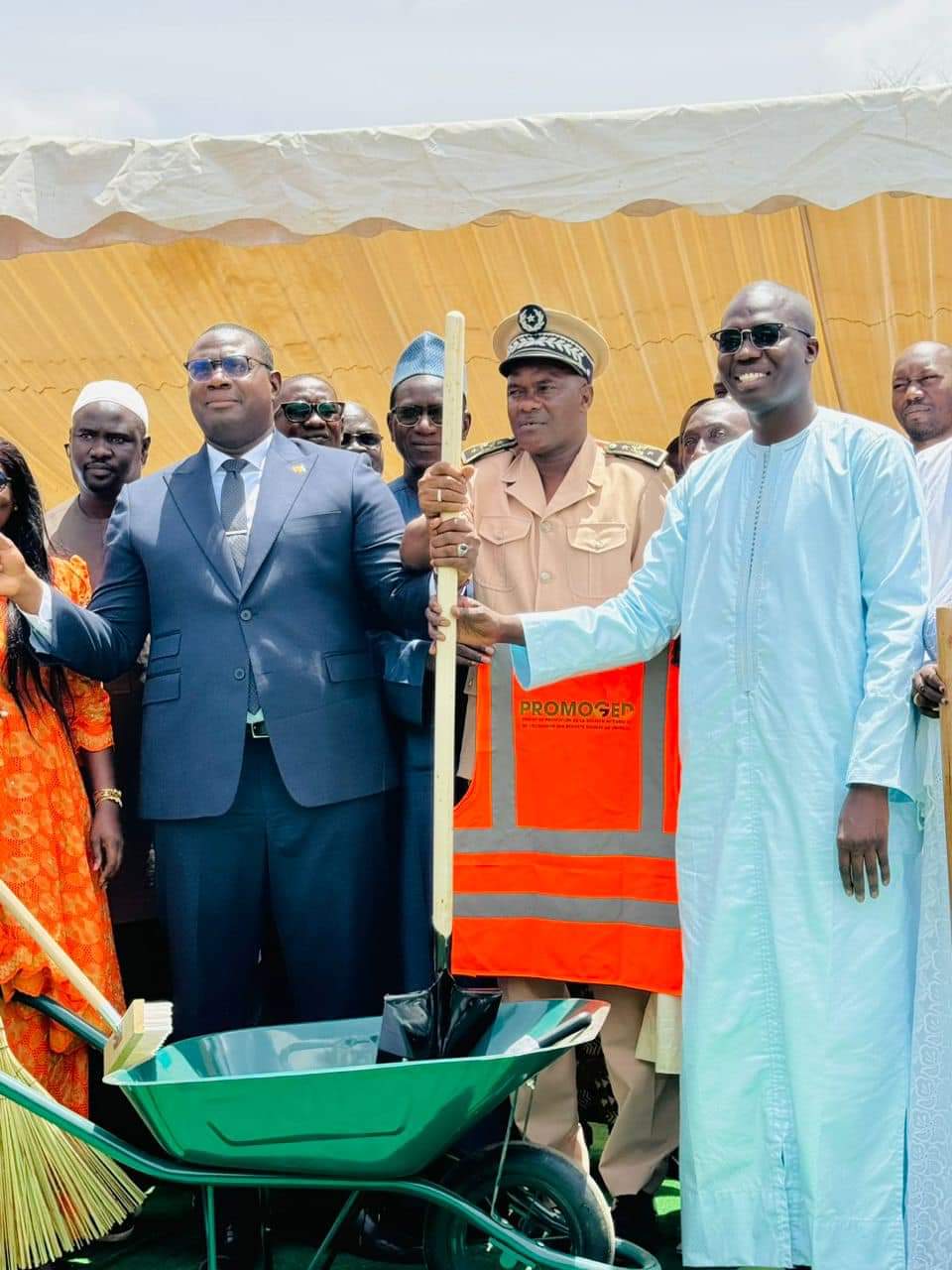 Cérémonie de distribution du petit matériel avec le Ministre de l’Urbanisme, des Collectivités territoriales et de l’aménagement des territoires, Moussa Balla FOFANA.